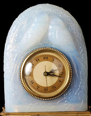 Deux Colombes Clock Close Call