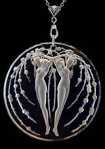 Rene Lalique Pendant Deux Figurines Et Fleurs