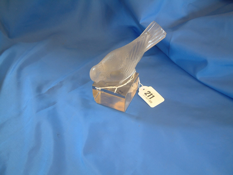 Rene Lalique Paperweight Moineau Sur Socle Ailes Fermees