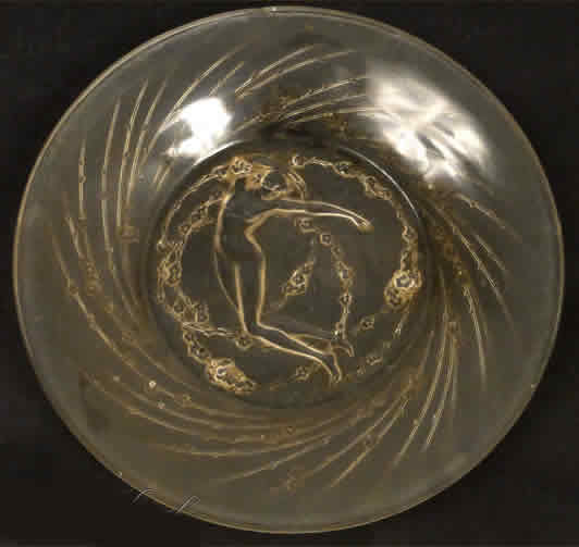Rene Lalique Plate Une Figurine Et Fleurs