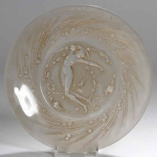 Rene Lalique Plate Une Figurine Et Fleurs