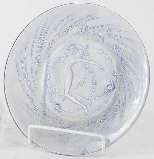 Rene Lalique Plate Une Figurine Et Fleurs