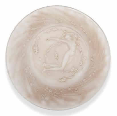 Rene Lalique Plate Une Figurine Et Fleurs