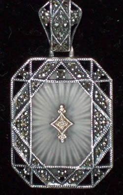 Fake Rene Lalique Pendant Example-4